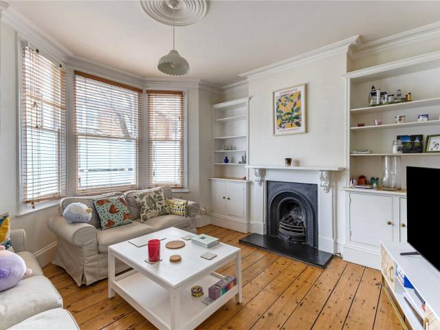 3 bedroom property to let in Abdale Road, London, W12 £6,000 pcm