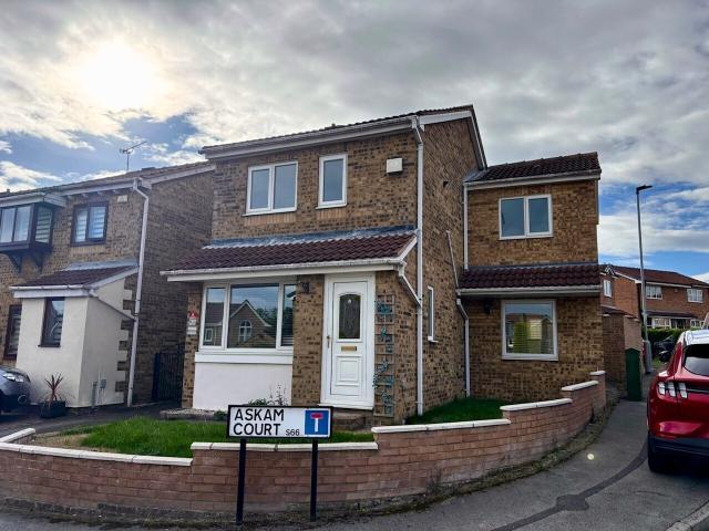 3 bedroom property to let in Askam Court, Bramley, Rotherham, S66. £1,300 pcm