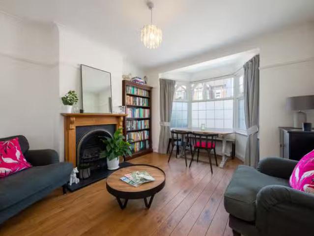 3 bedroom property to let in Ashen Grove, London, SW19 £3,00.
