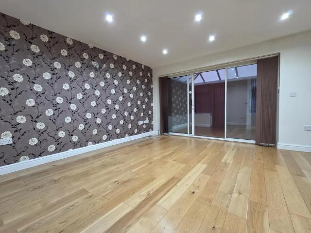 3 bedroom property to let in Ashfield Close, Walsall £1,300 pcm