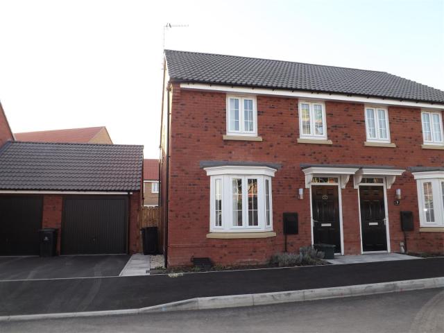3 bedroom property to let in Buttermere Crescent, Lakeside £1,100 pcm