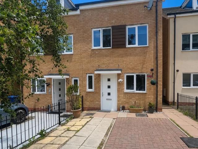 3 bedroom property to let in Bradfield Way, Dudley £1,300 pcm