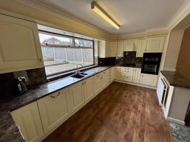 3 bedroom property to let in Brearley Avenue, New Whittington, Chesterfield S43 £1,200 pcm