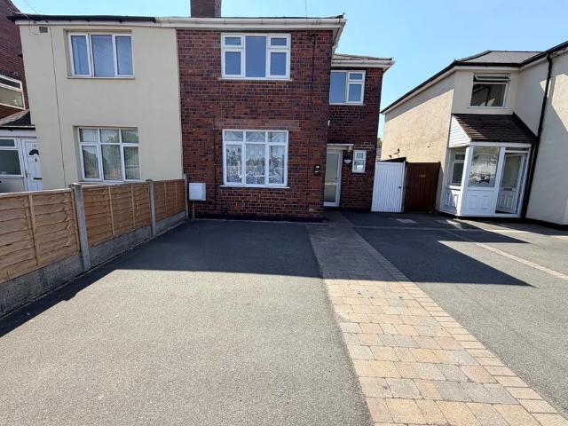3 bedroom property to let in Bridge Cross Road, Burntwood £1,200 pcm