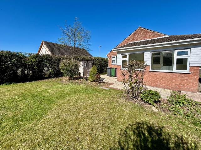 3 bedroom property to let in Clifton Avenue, Barlborough, S43 £1,250 pcm