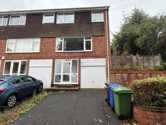 3 bedroom property to let in Loughton Grove, Halesowen, West Midlands £1,200 pcm