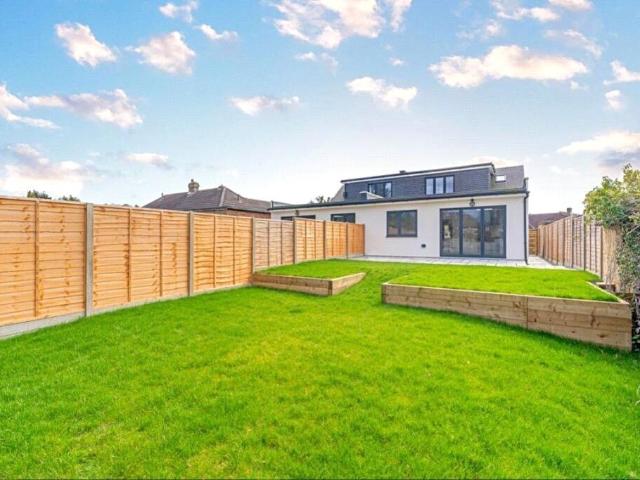 3 bedroom property to let in Hazel Way, Fetcham, KT22 £2,695 pcm