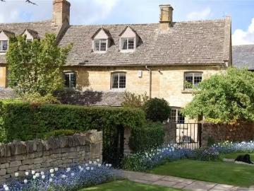 House for rent in Burhill - Garden, Equipped kitchen