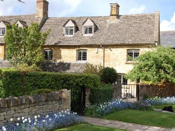 House for rent in Burhill - Garden, Equipped kitchen