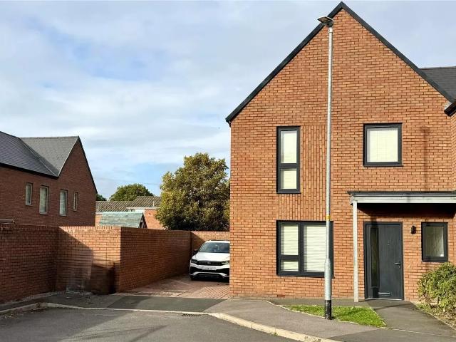 3 bedroom property to let in Highclere Gardens, Wolverhampton £1,400 pcm