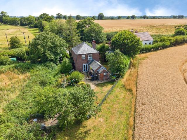 3 bedroom property to let in Horning, NR12 8NH £1,750 pcm