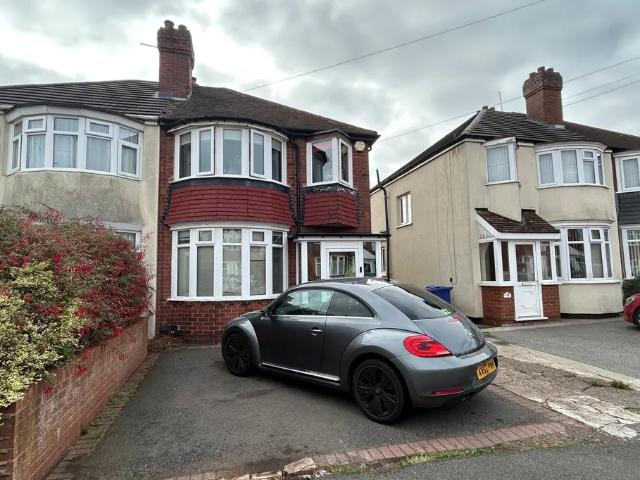 3 bedroom property to let in Kiniths Way, Halesowen, West Midlands £1,300 pcm