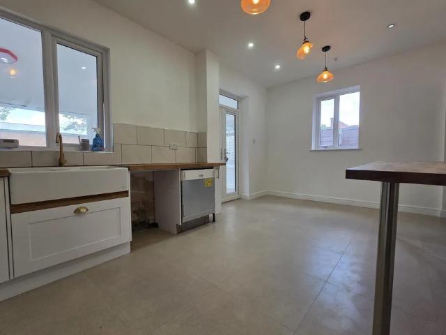 3 bedroom property to let in Park Lane, Wolverhampton, WV10 £1,500 pcm