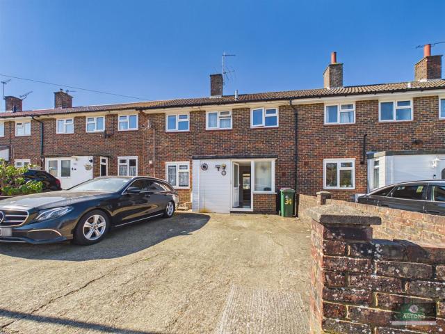 3 bedroom property to let in Pound Hill £1,750 pcm