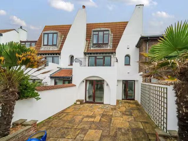 3 bedroom property to let in Shinglebank Drive, Milford on Sea.