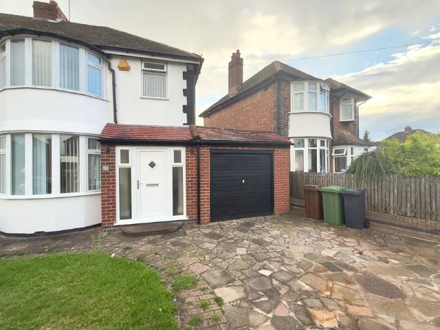 3 bedroom property to let in Springfield Crescent, Solihull B92 £1,395 pcm
