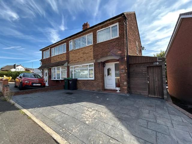 3 bedroom property to let in Throne Road, Rowley Regis, West Midlands £1,200 pcm