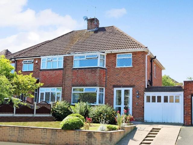 3 bedroom property to let in Wakeley Hill, Penn, Wolverhampton £1,250 pcm