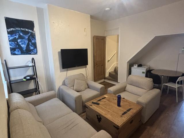 3 bedroom property to let in 90 Hubert Road £300 pw