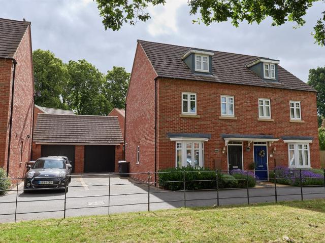 3 bedroom property to rent on Highgrove Close, Burbage