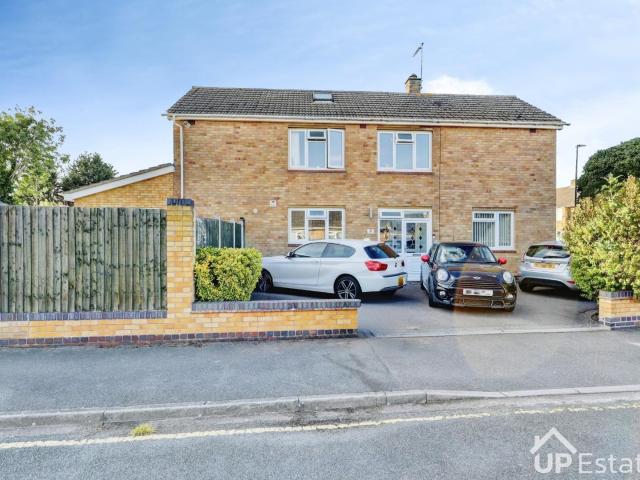 3 bedroom property to rent on Regis Walk, Coventry