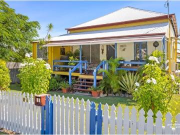 3 Bedroom Queenslander with Huge Carport and Two Street Access.