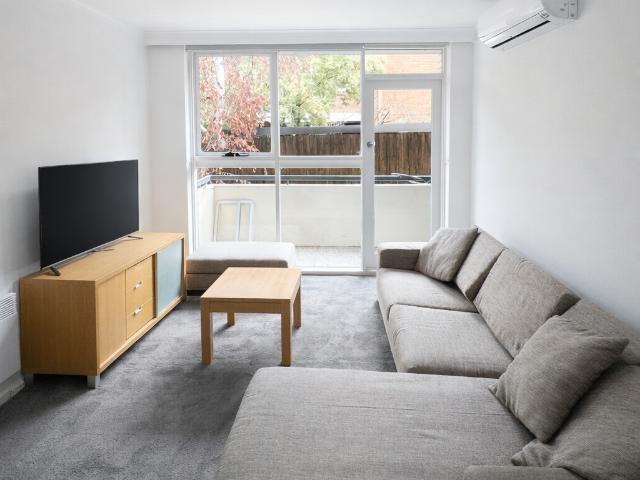 3 bedroom recently renovated Fully Furnished Modern Unit – Walk to Monash Caulfield with Aircon and undercover parking