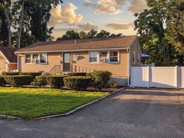 3 bedroom, Woburn MA 01801 105534351