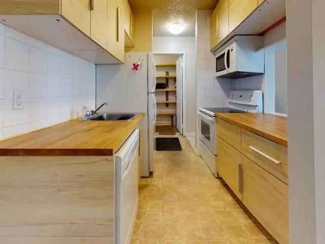 3 Bedroom Walking Distance to University of Lethbridge