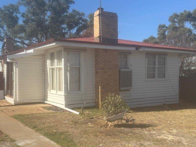 3 BEDROOM WEATHERBOARD HOME IS A PERFECT INVESTMENT OR JUST MOVE IN! GREAT LOCATION, READY TO GO!