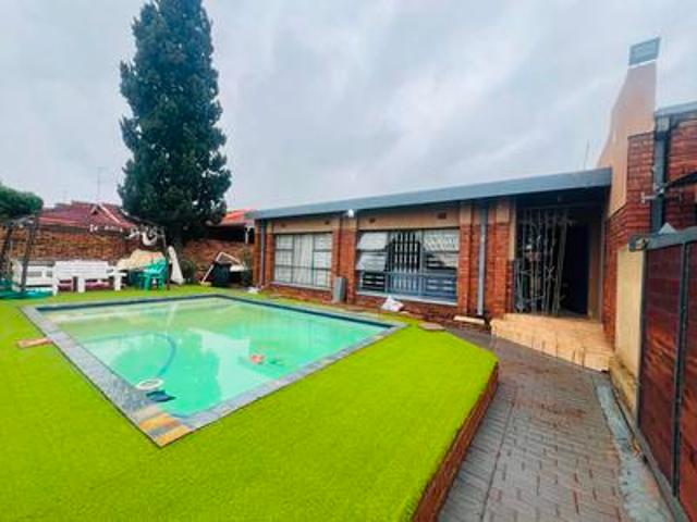 3 bedroom with a pool in mabopane,block u