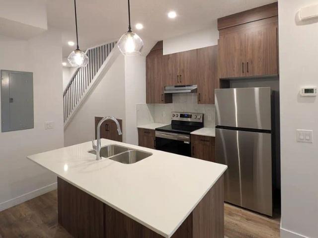 3 BEDROOM WITH GARAGE TOWNHOUSE FOR RENT – COCHRANE, AB — 3 Bedrooms Townhouse