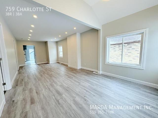 3 bedroom, Windsor ON N8X 3A7 105295487