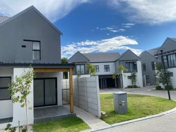 3 bedroom tounhouse in silveroaks estate