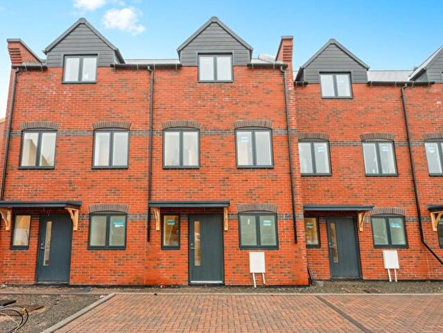 3 Bedroom Town House To Rent In Nelson Lane, Warwick, CV34