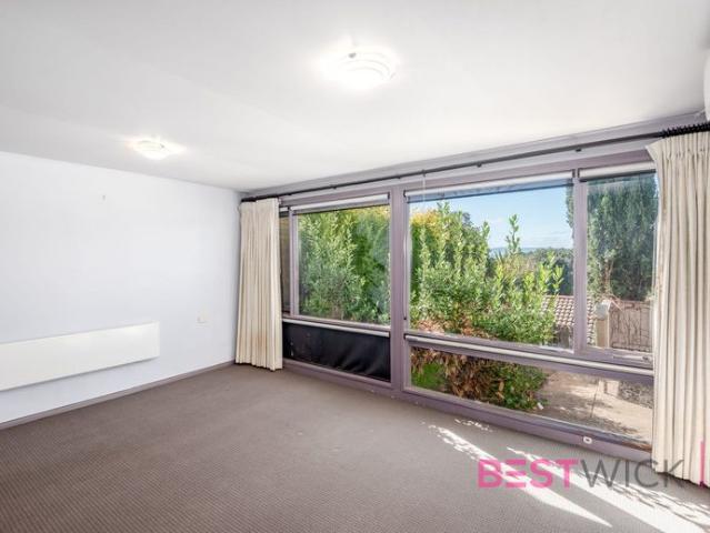3 Bedroom Town House with brand new kitchen!