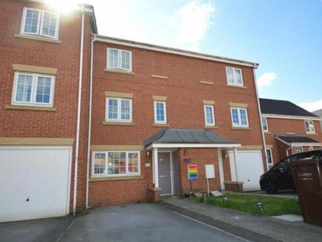 3 Bedroom Town House For Sale In Leeds