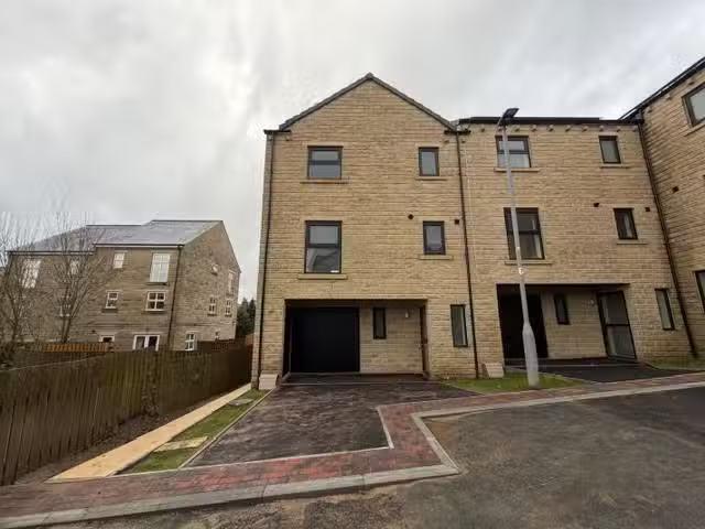 3 bedroom town house for rent in 19 Kinder Close, Thornton, Br.