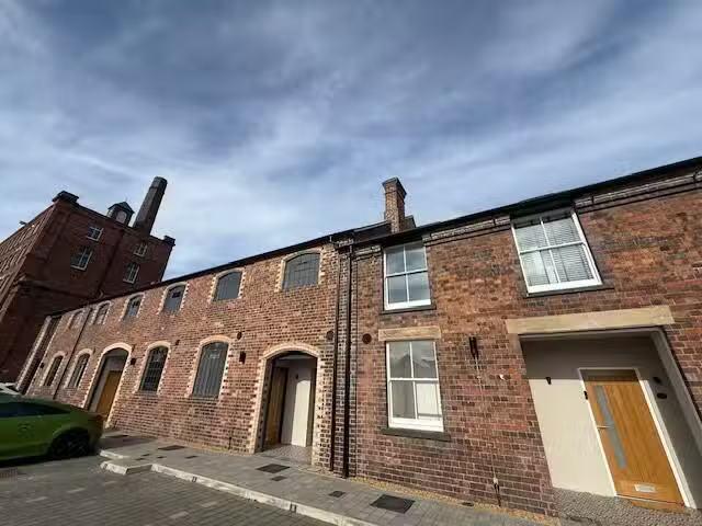 3 bedroom town house for rent in Tolson Court, Fazeley, B78