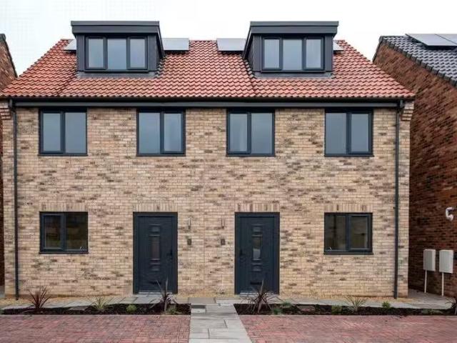 3 bedroom town house for rent in Barnwell Place, Alveston, Bri.