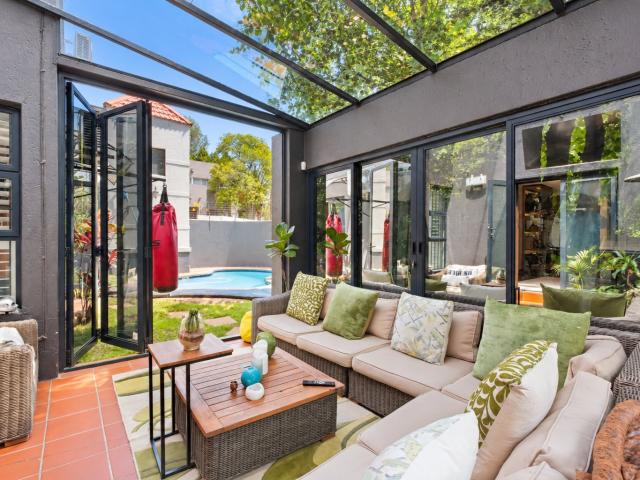 3 bedroom town house for rent in Benmore Gardens