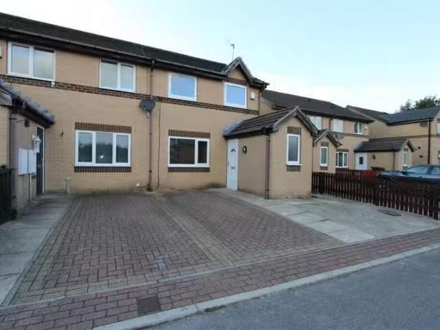 3 bedroom town house for rent in Bell House Avenue, Bradford.