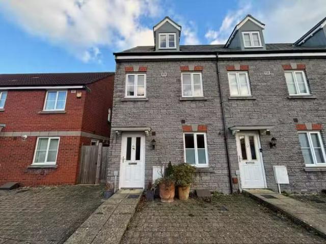 3 bedroom town house for rent in Hestercombe Close, Weston Vil.