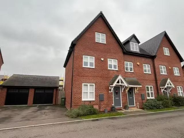 3 bedroom town house for rent in Kerry Hill Drive, Long Lawfor.