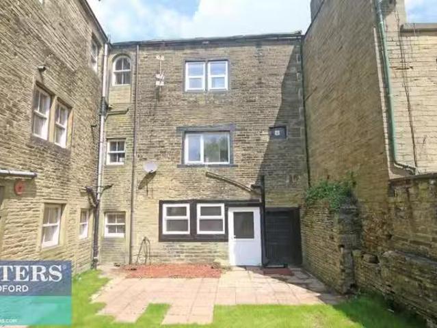 3 bedroom town house for rent in Market Street, Thornton, Brad.
