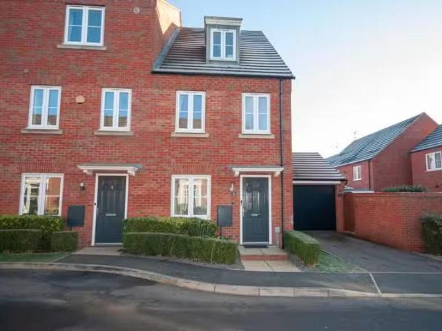 3 bedroom town house for rent in Oulton Road, Rugby, CV21