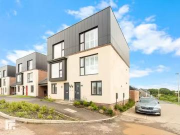 3 bedroom town house for rent in Rhodfa Ieuan, Capel Llanillte.