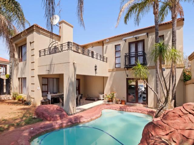 3 bedroom town house for rent in Sunninghill