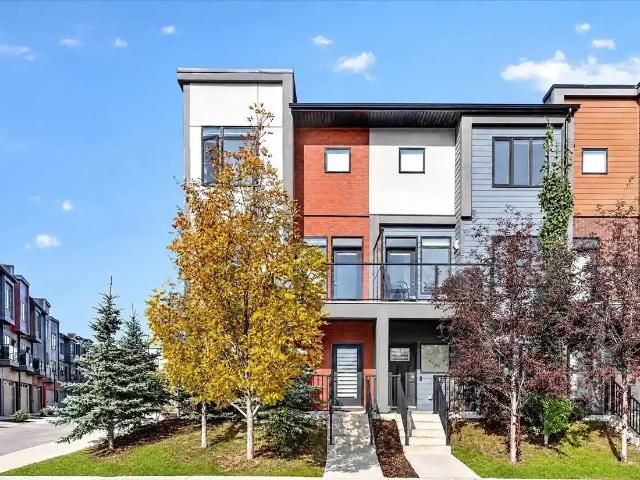 3 Bedroom Townhome with Garage in Northwest Calgary — 3 Bedrooms Townhouse