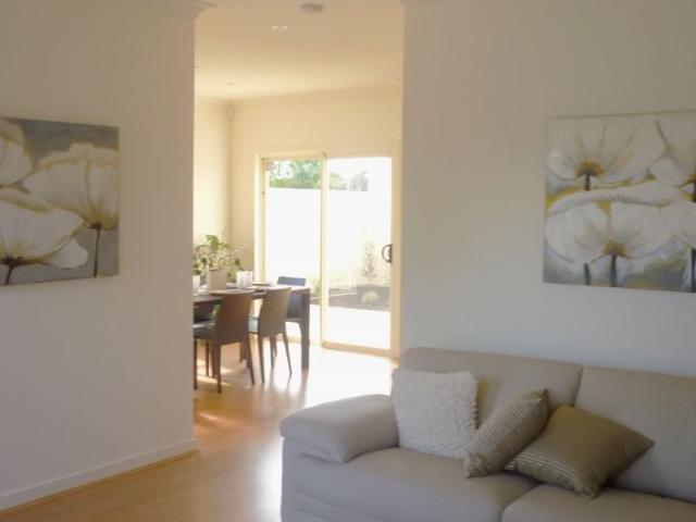 3 BEDROOM TOWNHOUSE MINUTES AWAY FROM THE STUNNING SEACLIFF AND BRIGHTON BEACHES